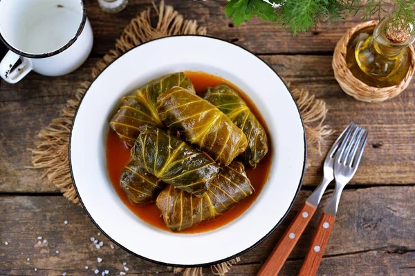 Pirinç Ile Doldurulmuş Lahana Yaprakları Domates Soslu Kıyma — Stok fotoğraf