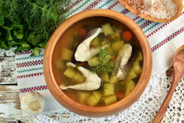 Patates, soğan, havuç ve dereotu ile nehir balık çorbası. Üstte görüntü. 