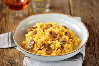Mantar, safran, parmesan peyniri, sebze suyu ve beyaz şarap ile Geleneksel İtalyan risotto. 