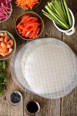 Bahar rulo yapmak için Malzemeler - pirinç kağıdı, havuç, karpuz turp, domates, salatalık, kişniş ve kızarmış karides.