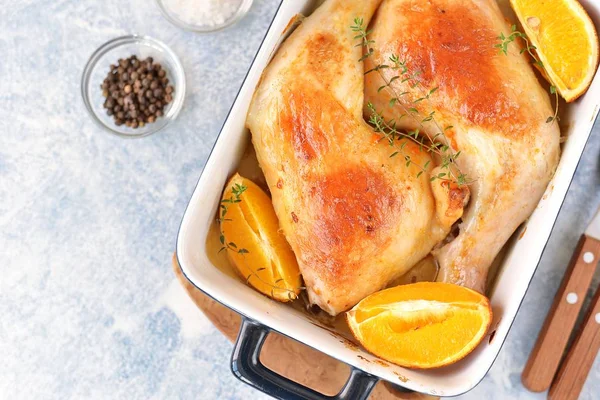 Hühnerkeulen Mit Orangenscheibe Und Rosmarin Gebacken Ansicht Von Oben — Stockfoto