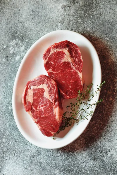 Steak Cru Juteux Avec Thym Sur Fond Gris Aliments Sains — Photo