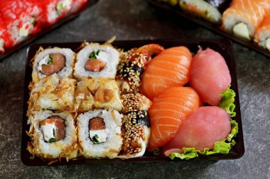 Somon, yumuşak peynir, ton balığı, füme eel ile suşi seti. Eve suşi teslimatı. Sağlıklı yiyecekler. Üstte görüntü. 