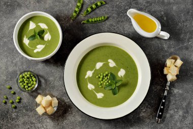 Nane ile yeşil bezelye çorbası krem. Sağlıklı yiyecekler. Üst görünüm. 