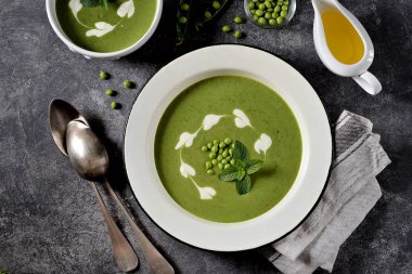 Nane ile yeşil bezelye çorbası krem. Sağlıklı yiyecekler. Üst görünüm. 