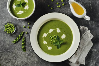 Nane ile yeşil bezelye çorbası krem. Sağlıklı yiyecekler. Üst görünüm. 