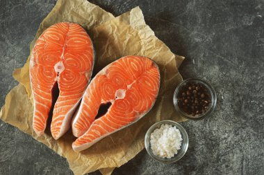 Gri beton arka planda iki taze çiğ somon biftekleri. Sağlıklı yiyecekler. Üst görünüm. Boşluk Kopyala. 