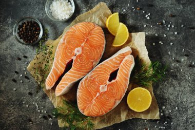 Gri beton arka planda iki taze çiğ somon biftekleri. Sağlıklı yiyecekler. Üst görünüm. Boşluk Kopyala. 