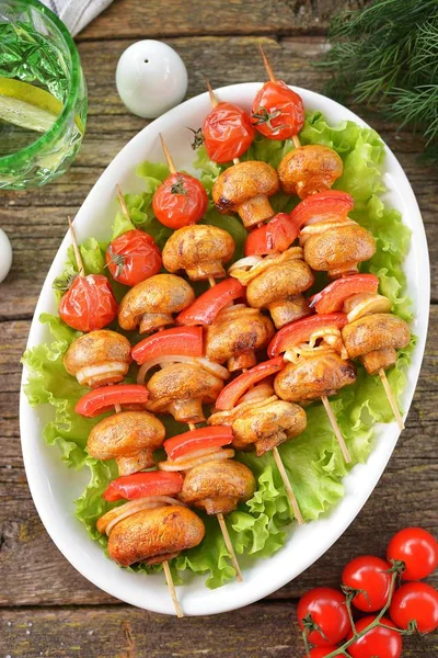 Grilled Mushrooms Onions Peppers Cherry Tomatoes Wooden Skewers Vegetable Kebabs — Stock Photo, Image