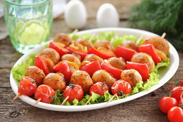 Grilled Mushrooms Onions Peppers Cherry Tomatoes Wooden Skewers Vegetable Kebabs — Stock Photo, Image