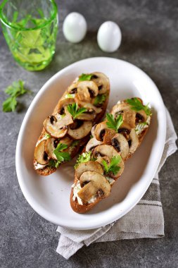 Yumuşak peynir ve kızarmış mantar ile çavdar ekmeği Sandviçler. Sağlıklı vejetaryen gıda.