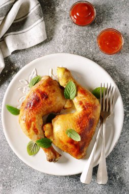 Taze nane ile kavrulmuş tavuk bacakları.