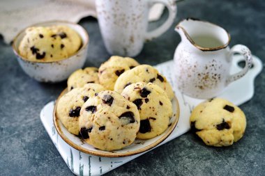 Mikrodalgada pişirilen hızlı çikolatalı kurabiyeler.