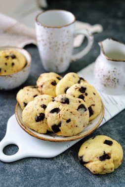 Mikrodalgada pişirilen hızlı çikolatalı kurabiyeler.