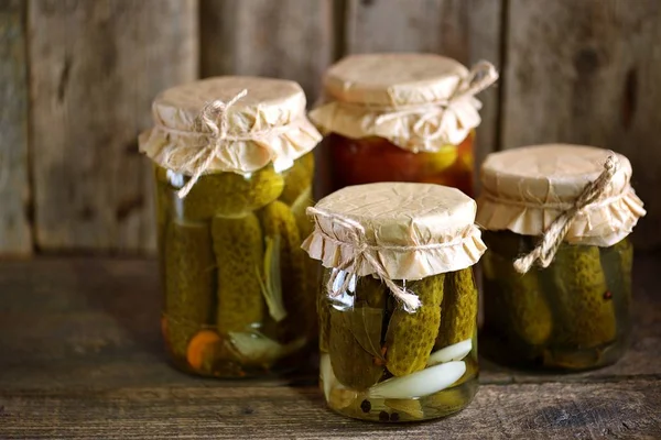 Diferentes Pepinos Escabeche Enteros Rebanadas Con Cebolla Zanahorias Jugo Tomate — Foto de Stock