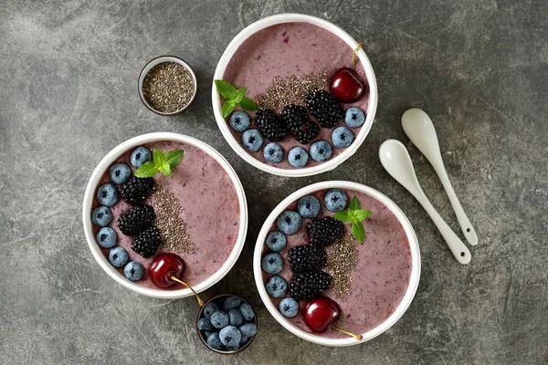 Batido Ecológico Semillas Chía Con Moras Cerezas Arándanos Yogur Comida — Foto de Stock