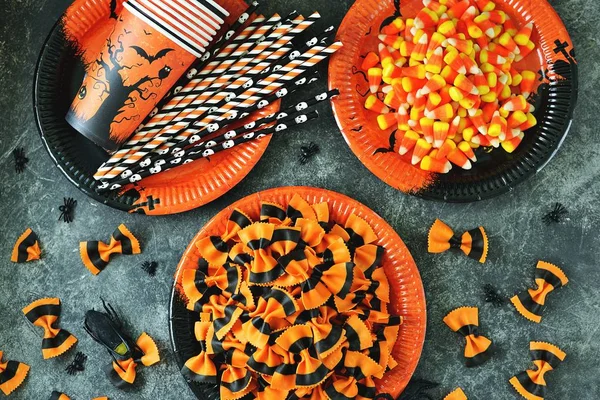 Nyers Pasta Farfalle Candy Kukorica Halloween Halloween Háttér Felülnézet — Stock Fotó