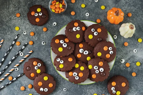 Hemgjorda Chocolate Chip Cookies Whith Spooky Candy Ögon För Halloween — Stockfoto