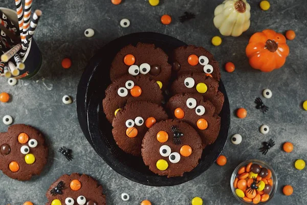 自家製チョコチップクッキーは ハロウィーンパーティーのための不気味なキャンディの目をホイット ハロウィーンの背景 トップビュー — ストック写真