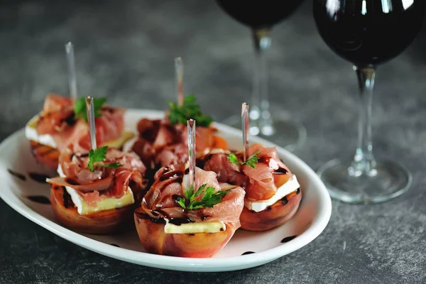 Gegrilde Perziken Met Zachte Brie Kaas Parmaham Balsamico Crème — Stockfoto