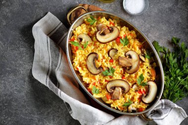 Mantar, biber, havuç, soğan, beyaz şarap ve zeytinyağı ile Paella veya risotto. Ev yapımı sağlıklı gıda.