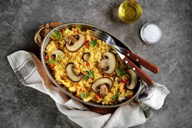 Mantar, biber, havuç, soğan, beyaz şarap ve zeytinyağı ile Paella veya risotto. Ev yapımı sağlıklı gıda.