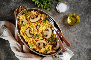 Mantar, biber, havuç, soğan, beyaz şarap ve zeytinyağı ile Paella veya risotto. Ev yapımı sağlıklı gıda.