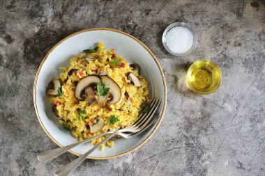 Mantar, biber, havuç, soğan, beyaz şarap ve zeytinyağı ile Paella veya risotto. Ev yapımı sağlıklı gıda.