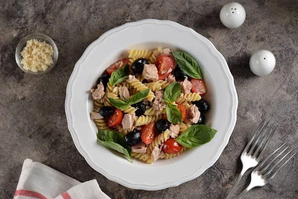 Ensalada Con Atún Enlatado Pasta Tomates Cherry Aceitunas Parmesano Aceite — Foto de Stock