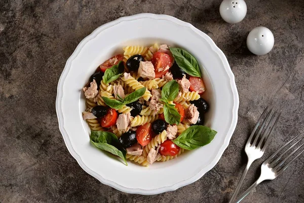 Sallad Med Konserverad Tonfisk Pasta Körsbärstomater Oliver Parmesan Olivolja Och — Stockfoto