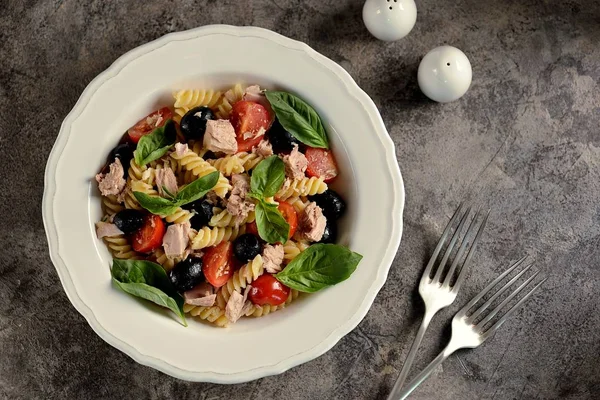 Salade Met Tonijn Blik Pasta Cherry Tomaten Olijven Parmezaanse Kaas — Stockfoto