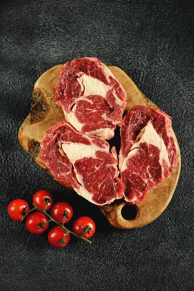 Trois Steaks Bœuf Frais Crus Côtelent Œil Sur Fond Noir — Photo