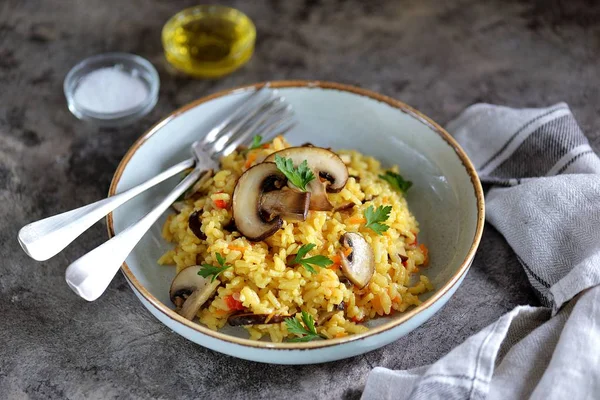 Paella Oder Risotto Mit Pilzen Paprika Karotten Zwiebeln Weißwein Und — Stockfoto