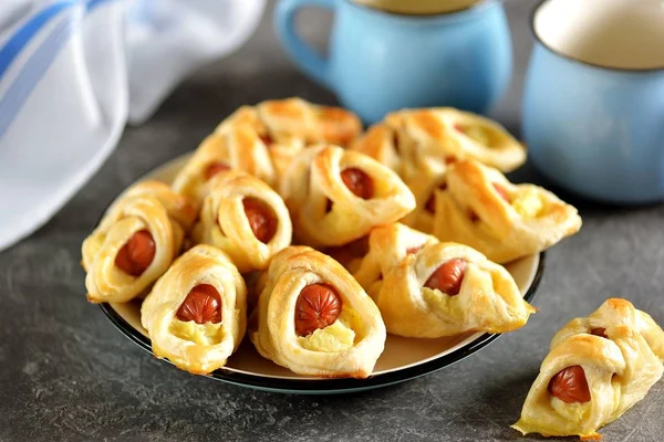 Saucisses Pâte Feuilletée Avec Purée Pommes Terre Sur Fond Sombre — Photo