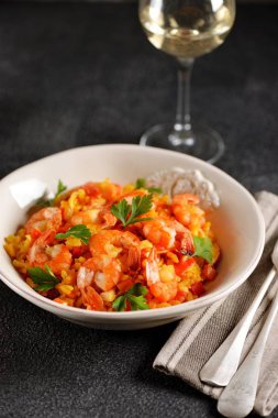 Paella veya risotto karides kuyruklu, havuç, soğan, dolma biber, beyaz şarap ve tavuk suyu.. 