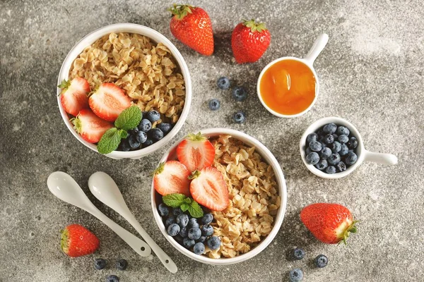 Gachas Avena Con Arándanos Orgánicos Fresas Miel Menta Vista Superior — Foto de Stock