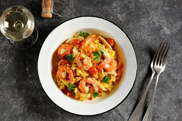 Paella Oder Risotto Mit Hühnerbrust Garnelenschwänzen Karotten Zwiebeln Kirschtomaten Weißwein — Stockfoto