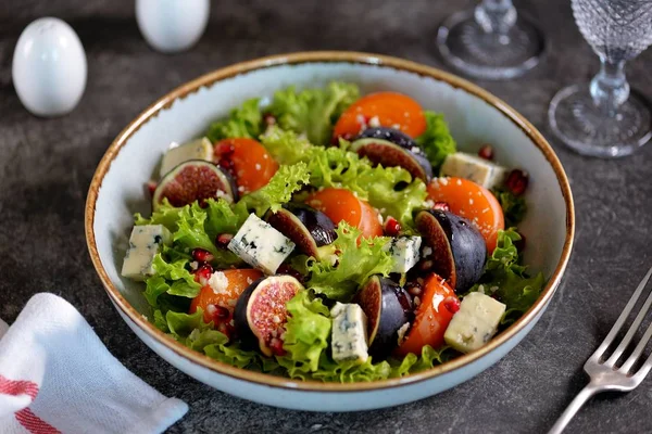 Salada Saudável Cáqui Figos Queijo Azul Sementes Romã Parmesão Alface — Fotografia de Stock