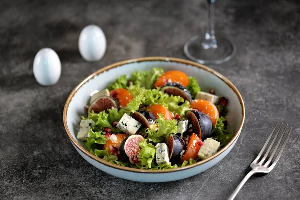 Ensalada Saludable Caquis Higos Queso Azul Semillas Granada Parmesano Lechuga — Foto de Stock