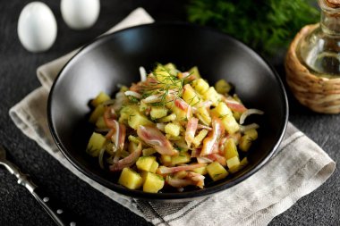 Füme domuz kulaklı salata haşlanmış patates, turşu, soğan, dereotu ve zeytinyağı..