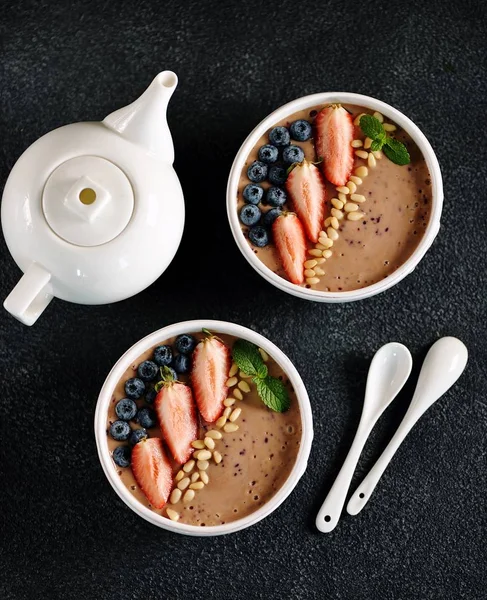 Smoothie Bowl Fresas Arándanos Con Piñones Menta — Foto de Stock