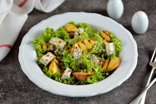 Ensalada Durazno Parrilla Con Lechuga Queso Azul Parmesano Aceite Oliva — Foto de Stock