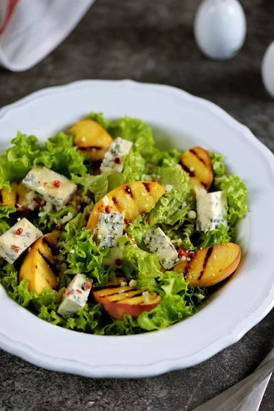 Ensalada Durazno Parrilla Con Lechuga Queso Azul Parmesano Aceite Oliva — Foto de Stock