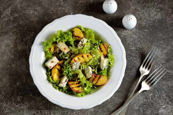 Salată Piersici Grătar Salată Verde Brânză Albastră Parmezan Ulei Măsline — Fotografie, imagine de stoc