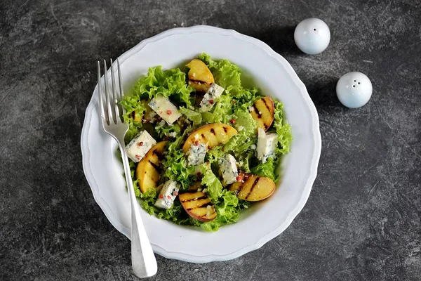 Salată Piersici Grătar Salată Verde Brânză Albastră Parmezan Ulei Măsline — Fotografie, imagine de stoc