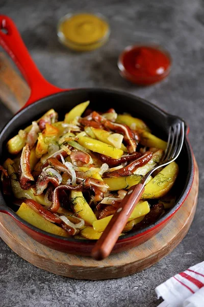 Patatas Fritas Con Espigas Cerdo Ahumadas Cebolla Eneldo Una Sartén — Foto de Stock