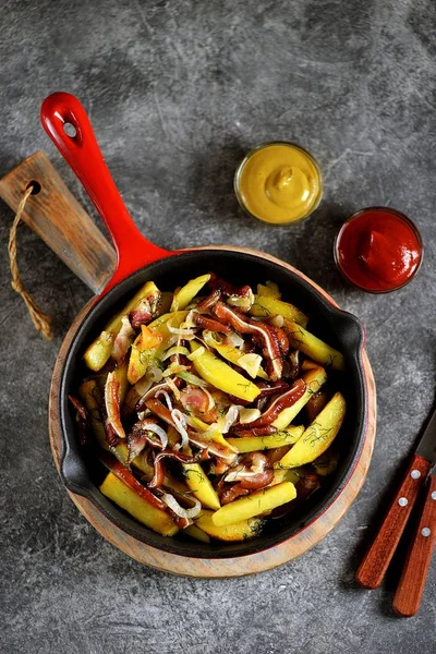 Patatas Fritas Con Espigas Cerdo Ahumadas Cebolla Eneldo Una Sartén — Foto de Stock