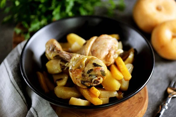 Baquetas Frango Assadas Com Batatas Nabos Cenouras Coentro — Fotografia de Stock