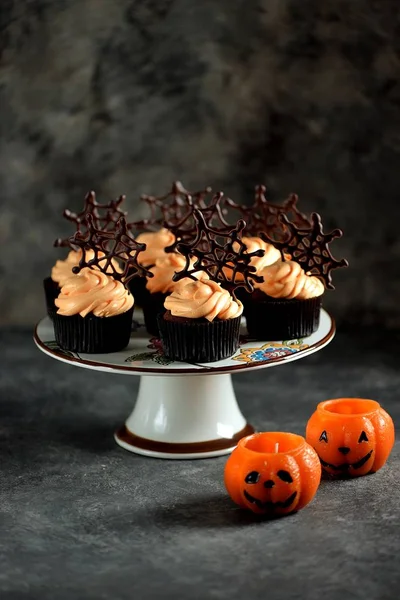 カボチャのクリームとチョコレートクモの巣とチョコレートカップケーキ ハロウィーンのためのデザート — ストック写真