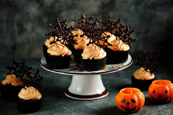 カボチャのクリームとチョコレートクモの巣とチョコレートカップケーキ ハロウィーンのためのデザート — ストック写真